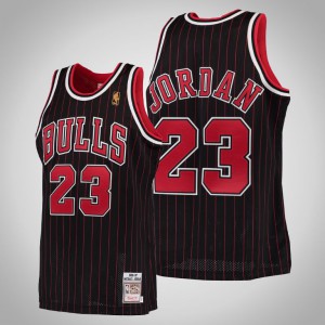 Michael Jordan Chicago Bulls Swingman Mitchell & Ness Men's #23 Hardwood Classics Jersey - Black 956280-342